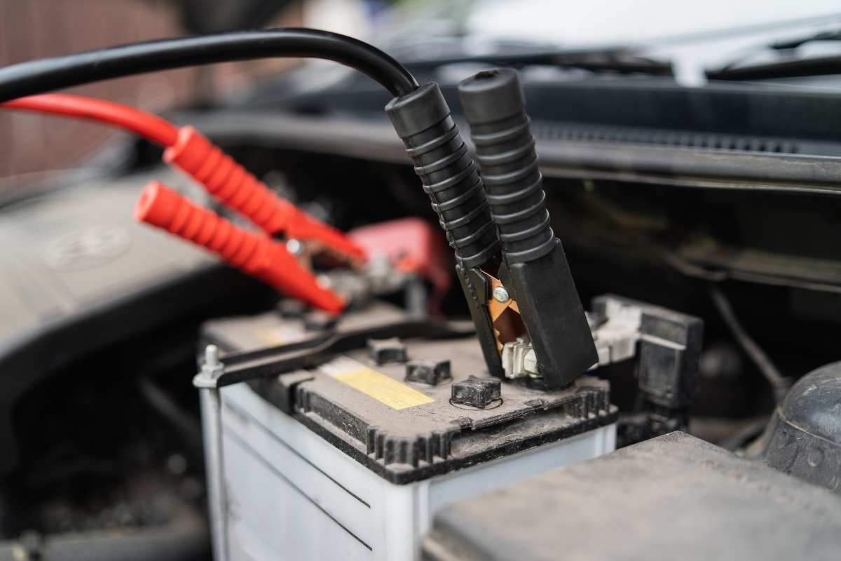 Per prevenire che la batteria della tua auto si scarichi durante un lungo periodo di inattività, utilizza un mantenitore di carica. Questo dispositivo mantiene la batteria sempre pronta senza sovraccaricarla. Inoltre, scollega i terminali per ridurre al minimo il consumo di energia.