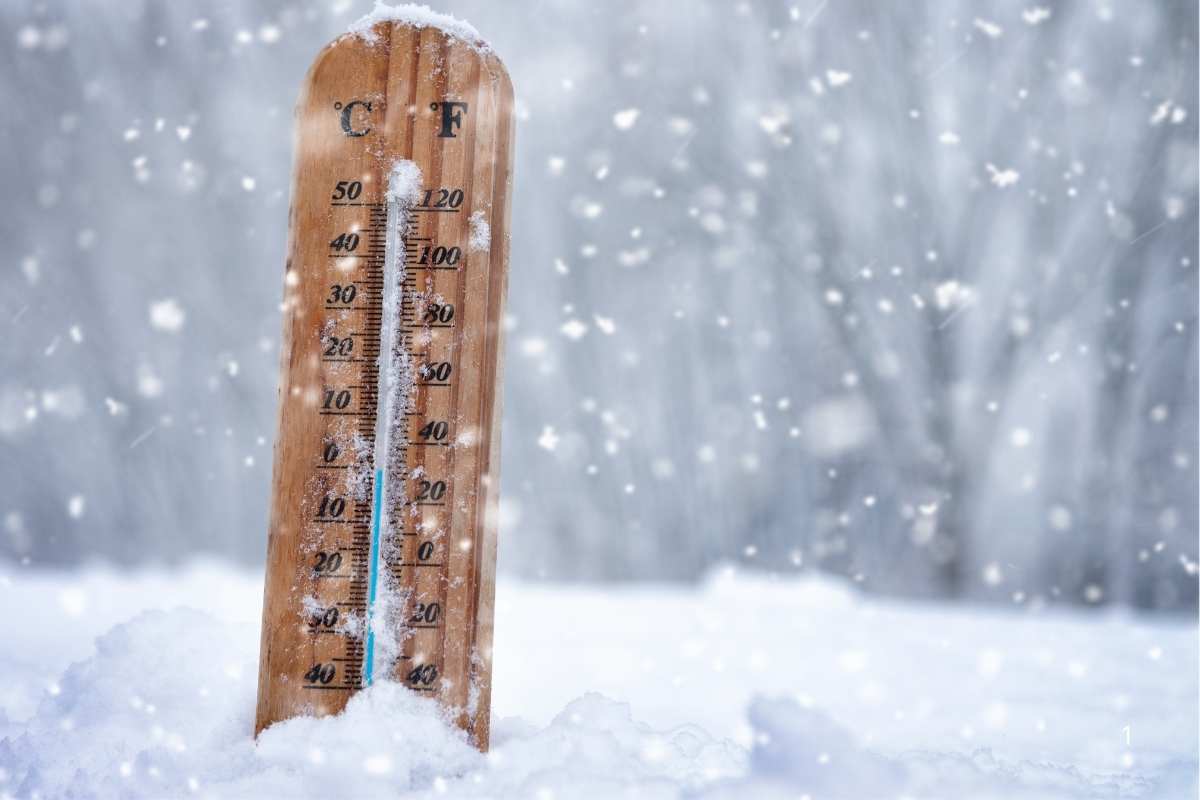 La giornata di oggi in Italia sarà caratterizzata da un meteo variegato: al Nord, le temperature rigide e le nebbie dominano in pianura, mentre sulle Alpi sono attese deboli nevicate. Al Centro-Sud, si registra una maggiore variabilità con locali piogge, soprattutto sui versanti adriatici. Il Piemonte, in particolare, vedrà una situazione influenzata da nebbie mattutine e clima freddo.