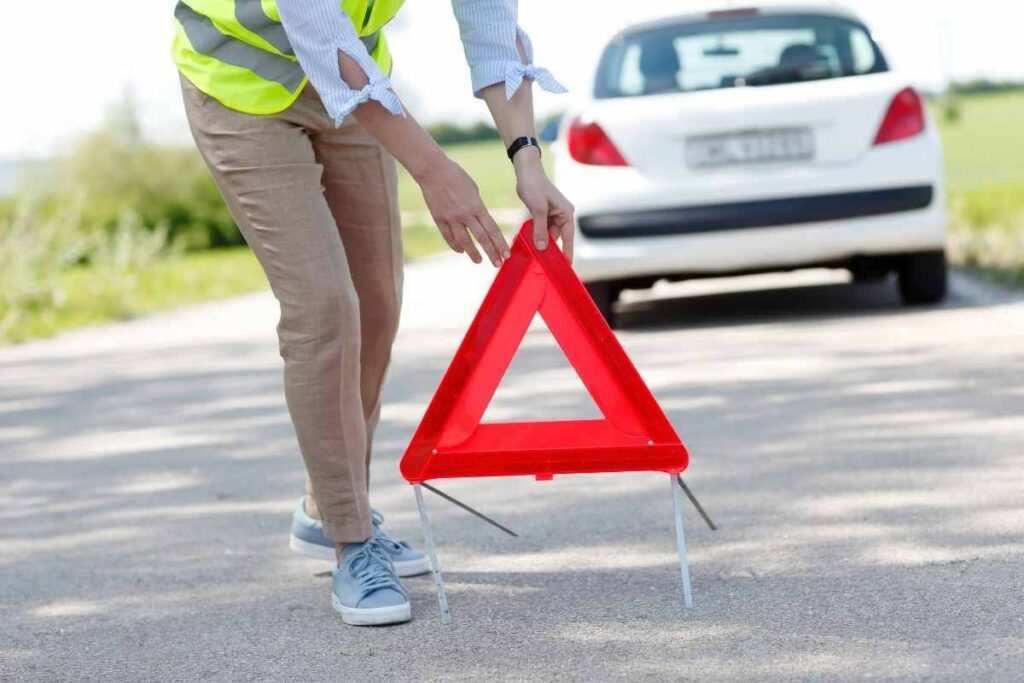 La torcia digitale offre una maggiore visibilità grazie alle luci a LED, rendendo più sicura la segnalazione di emergenze stradali.